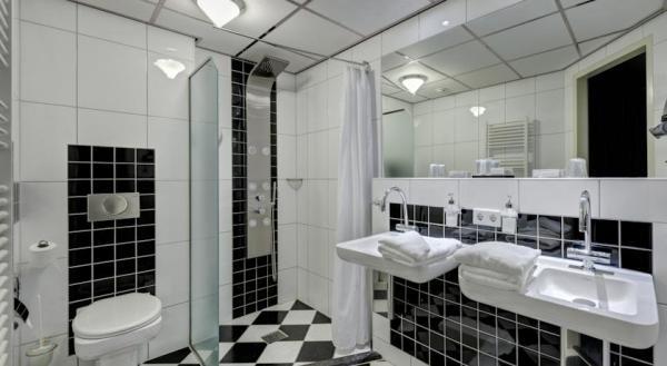 Hotel de Boegschroef badkamer